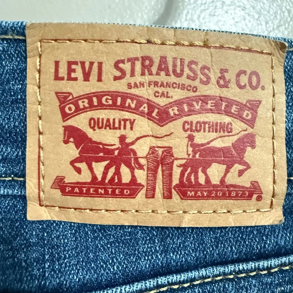 Levi's 505 Straight Medium Wash Stretchy Blue Jeans‎ Women's 10L (W30 / L34)